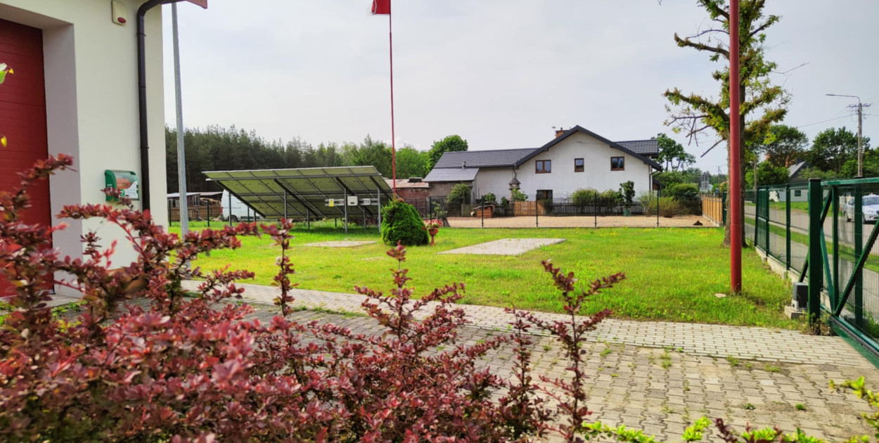Teren przy świetlicy w Bryńsku – tu wkrótce pojawią się lipy miododajne w ramach projektu Gminy Lidzbark.