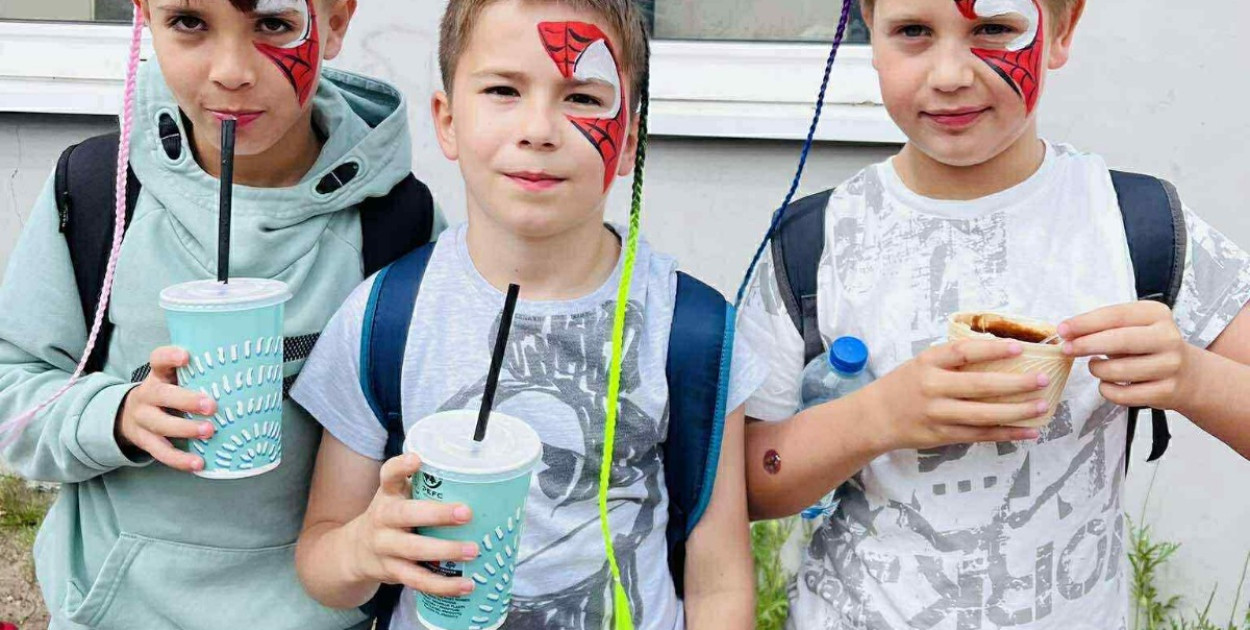 Uczniowie SP nr 2 w Lidzbarku z malunkami na twarzy podczas Dnia Dziecka 2025