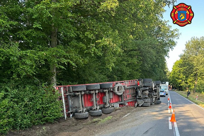 Ciężarówka przewróciła koło Piaseczna