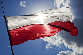 Flaga i hymn na nowo? Rząd chce korekty przepisów dot. symboli narodowych-500