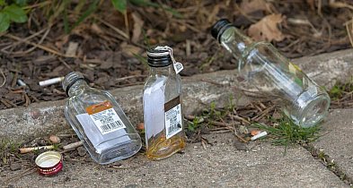 Ponad tysiąc "małpek" dziennie – jak Lidzbark pije mini alkohole-1385