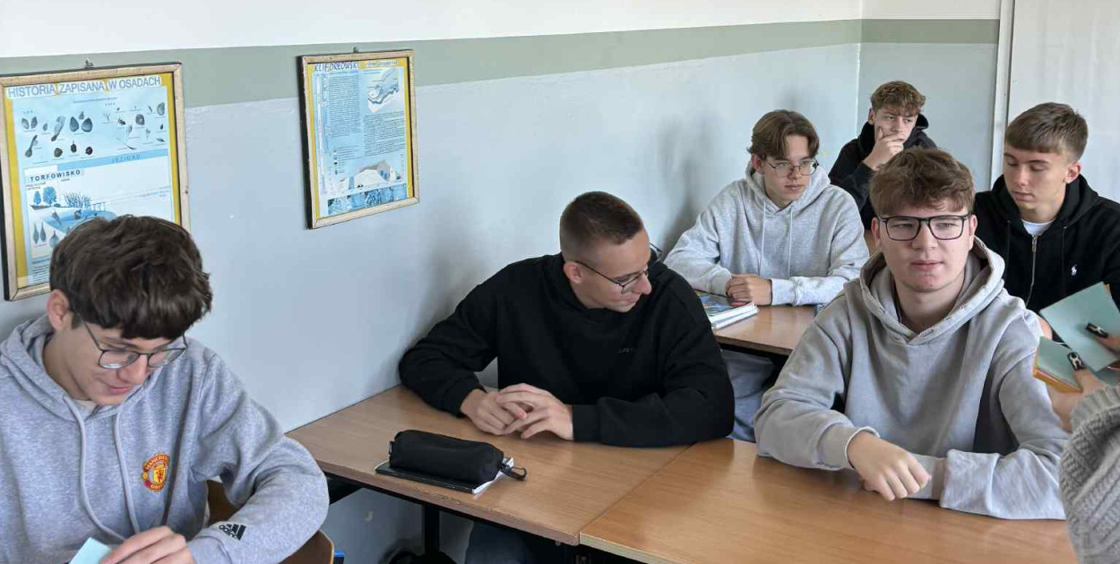 Młodzież w LO Lidzbark uczestniczy w wydarzeniu promującym uśmiech, życzliwość i pozytywną energię.