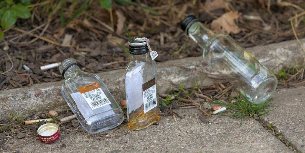 Sprzedaż małpek w Lidzbarku 2025, małe butelki alkoholu 300 ml, ponad 1170 dziennie, statystyki opłaty małpkowej